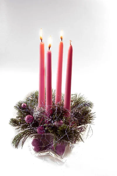 四支粉红的蜡烛 一个点燃在宗教的清爽的传统花环上 装饰着绿色的冷杉和灌木 — 图库照片