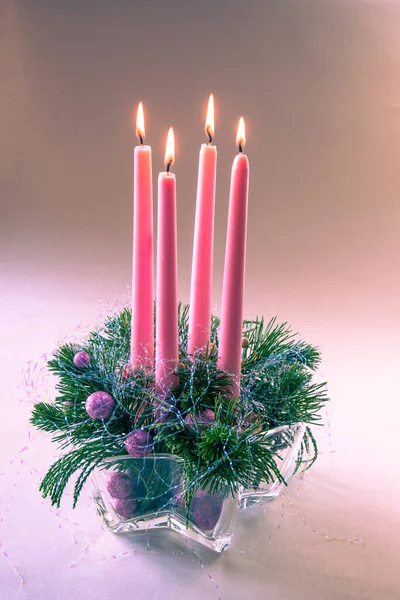 Hořící Růžové Adventní Svíčky Náboženské Křišťálové Tradiční Věnec Zdobený Zelenou — Stock fotografie