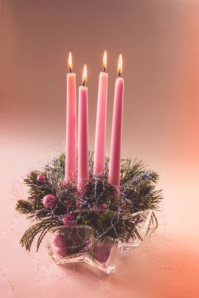 Brinnande Rosa Adventsljus Religiös Kristen Traditionell Krans Dekorerad Med Grön — Stockfoto