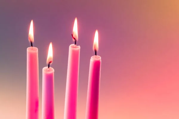 Polttava Vaaleanpunainen Advent Kynttilöitä Uskonnollinen Kristillinen Perinteinen Seppele Vaaleanpunainen Tausta — kuvapankkivalokuva