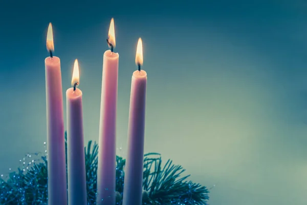 Hořící Růžové Adventní Svíčky Náboženské Cristian Tradiční Věnec Modrém Pozadí — Stock fotografie