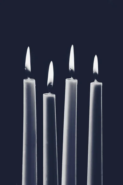 Égő Advent Gyertyák Fekete Háttér Másolás Tér — Stock Fotó