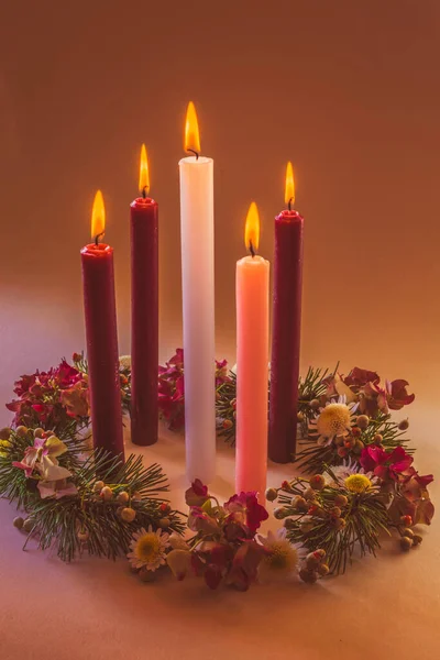 Fialové Svíčky Růžová Jedna Bílá Svíčka Zdobené Zdobené Křesťanské Adventní — Stock fotografie