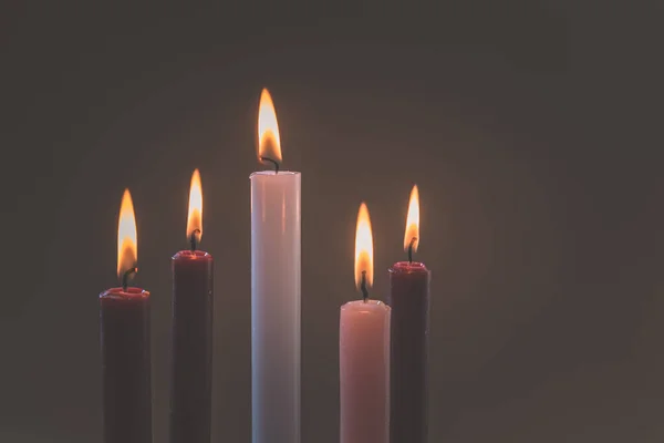 Lilin Ungu Merah Muda Dan Satu Lilin Putih Terbakar Adven — Stok Foto