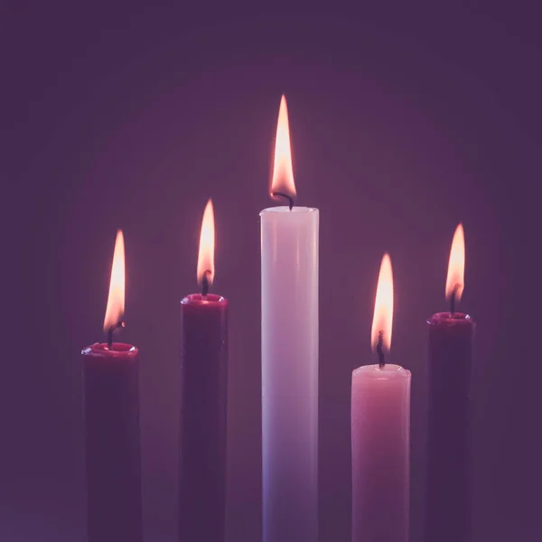 Фіолетові Свічки Рожева Одна Біла Свічка Горить Пригоди Вінок Ізольовані — стокове фото