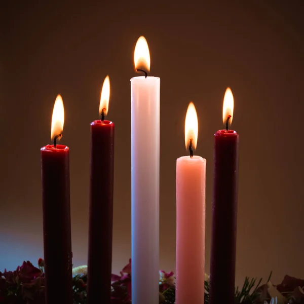 Lila Ljus Rosa Och Vitt Ljus Brinnande Adventskrans Isolerad — Stockfoto