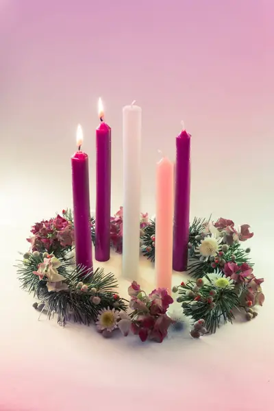 Lila Kerzen Rosa Und Weiße Kerze Auf Dekoriertem Und Geschmücktem lizenzfreie Stockbilder