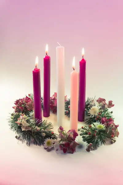 Фіолетові Свічки Рожева Одна Біла Свічка Прикрашених Прикрашених Християнських Пригод Ліцензійні Стокові Фото