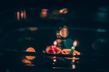 Avrupa 'nın karanlık, yılbaşı geleneğinde, su yüzeyinde yüzen yanan mumlarla ceviz kabuğu