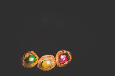 Avrupa 'nın karanlık, yılbaşı geleneğinde, su yüzeyinde yüzen yanan mumlarla ceviz kabuğu