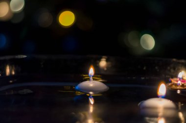 Avrupa 'nın karanlık, yılbaşı geleneğinde, su yüzeyinde yüzen yanan mumlarla ceviz kabuğu