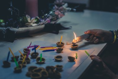 Avrupa Noel geleneği, fındık kabuğu hazırlamak ve su yüzeyi için küçük mumlar