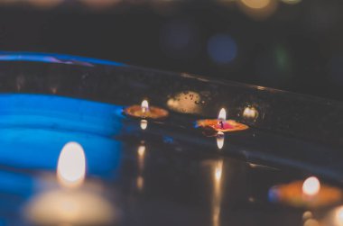 Avrupa 'nın karanlık, yılbaşı geleneğinde, su yüzeyinde yüzen yanan mumlarla ceviz kabuğu