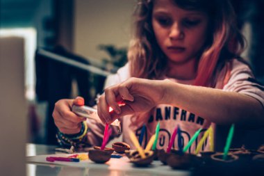 Avrupa Noel geleneği, fındık kabuğu hazırlamak ve su yüzeyi için küçük mumlar