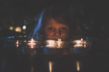 Avrupa Noel geleneği, ceviz kabukları ve su yüzeyinde parlayan küçük mumlar.