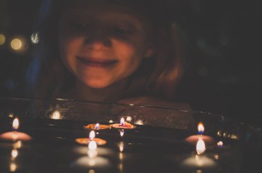 Avrupa Noel geleneği, ceviz kabukları ve su yüzeyinde parlayan küçük mumlar.