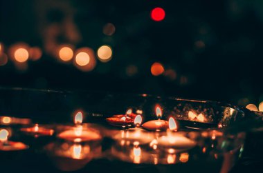 Avrupa 'nın karanlık yılbaşı geleneğinde su yüzeyinde mum yakmak