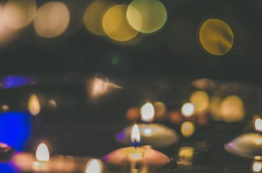 Avrupa 'nın karanlık yılbaşı geleneğinde su yüzeyinde mum yakmak