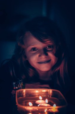 Avrupa Noel geleneği, ceviz kabukları ve su yüzeyinde parlayan küçük mumlar.