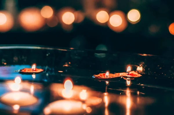 인들의 크리스마스 전통에 어두운 표면에 촛불을 피우는 견과류 — 스톡 사진