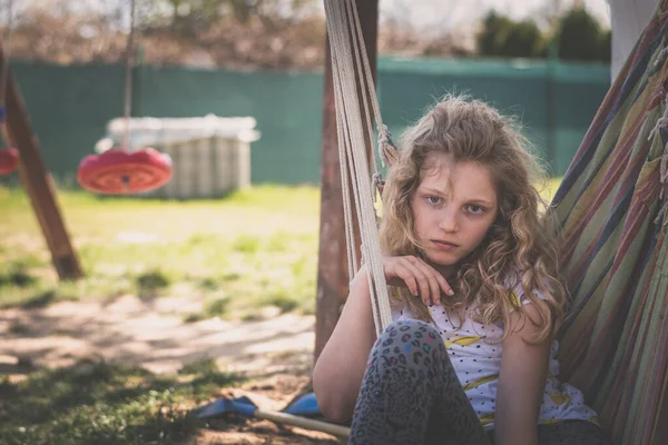 Beautiful Blond Girl Long Curly Hair Sitting Outdoors Relaxing — Stock Photo, Image