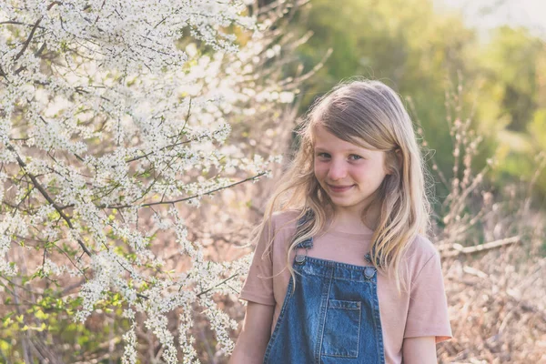 Щаслива Дівчина Довгим Волоссям Біля Квітучої Весняної Квіткової Ялинки Весняній — стокове фото
