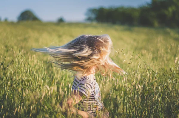 Menina Adorável Com Longos Cabelos Loiros Sorrindo Desfrutando Atmosfera Verão — Fotografia de Stock