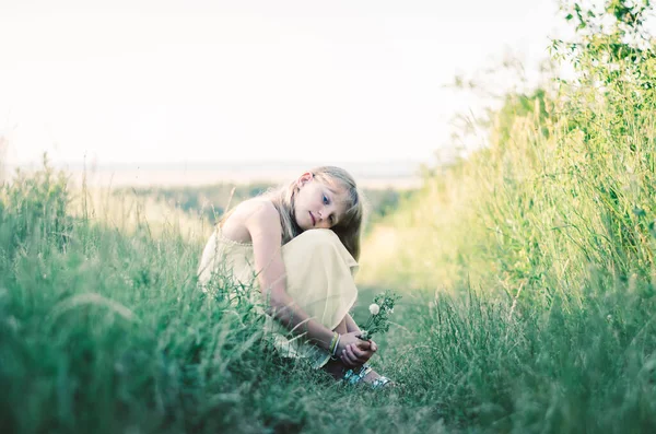 Menina Adorável Com Longos Cabelos Loiros Sentados Sozinhos Atmosfera Verão — Fotografia de Stock