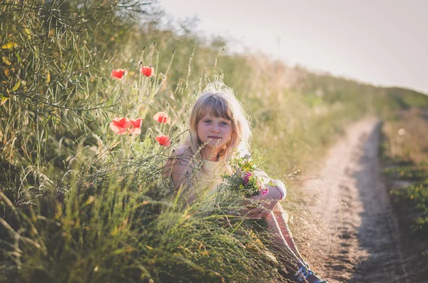 Menina Adorável Com Longos Cabelos Loiros Sentados Sozinhos Atmosfera Verão — Fotografia de Stock