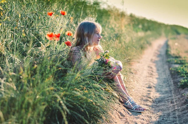 Entzückendes Mädchen Mit Langen Blonden Haaren Sitzt Allein Sommerlicher Atmosphäre — Stockfoto