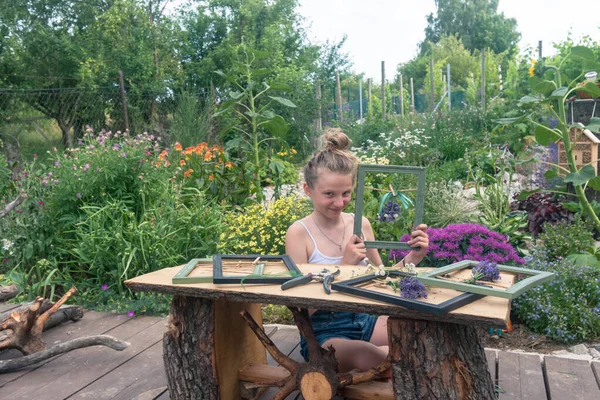 Entzückendes Blondes Mädchen Sitzt Garten Und Schafft Lavendelbilder — Stockfoto