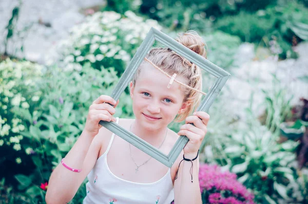 Vacker Blond Flicka Med Ram Handen Grön Trädgård — Stockfoto
