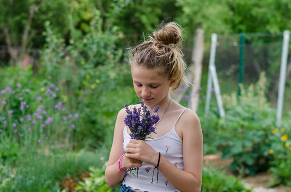 Blondes Kind Grünen Garten Mit Lavendelblüten — Stockfoto