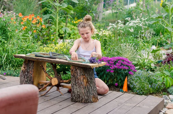 Anak Pirang Taman Hijau Memegang Bunga Lavender Untuk Ide Ide — Stok Foto