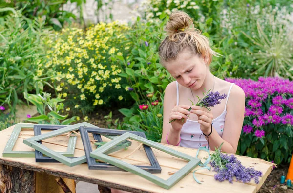 Gadis Pirang Menggemaskan Duduk Taman Dan Menciptakan Gambar Berbingkai Lavender — Stok Foto