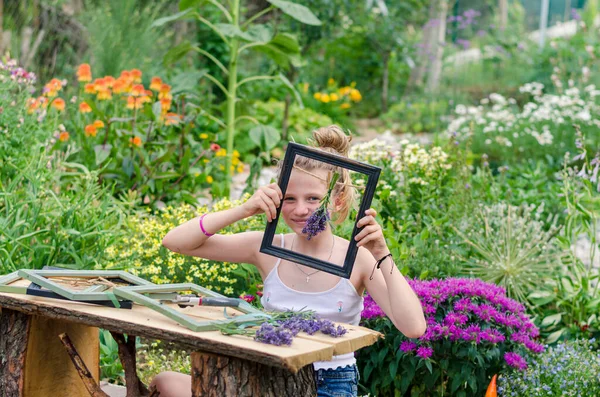 Manis Tersenyum Gadis Pirang Duduk Taman Dan Membuat Gambar Berbingkai — Stok Foto