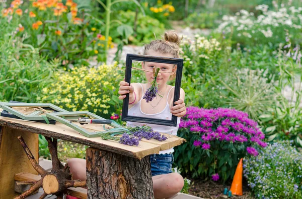 Entzückend Glücklich Lächelndes Blondes Mädchen Sitzt Garten Und Schafft Lavendel — Stockfoto