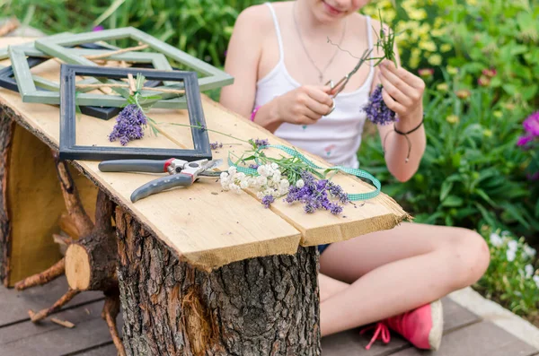 Gadis Pirang Menggemaskan Duduk Kebun Dan Menciptakan Lavender Kreatif Dibingkai — Stok Foto