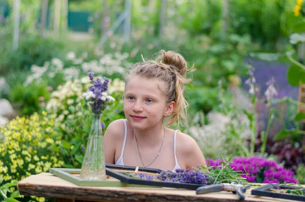 Entzückendes Blondes Mädchen Sitzt Garten Und Schafft Lavendelbilder — Stockfoto