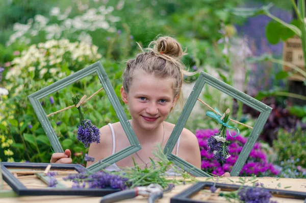 Adorable Chica Rubia Sentada Jardín Creación Imágenes Enmarcadas Lavanda —  Fotos de Stock