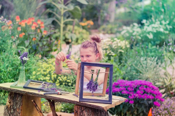 Entzückendes Blondes Mädchen Sitzt Garten Und Zeigt Lavendelbilder — Stockfoto