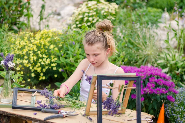 Gadis Pirang Menggemaskan Duduk Taman Menciptakan Gambar Berbingkai Lavender — Stok Foto