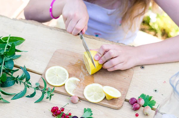 Bıçaklı Limon Dilimleri Masada Nane Böğürtlen Meyveleri — Stok fotoğraf