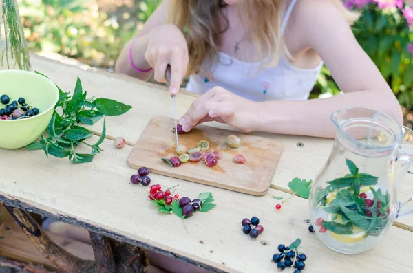 Tangan Dengan Pisau Memotong Buah Berry Untuk Minum Mint Dan — Stok Foto