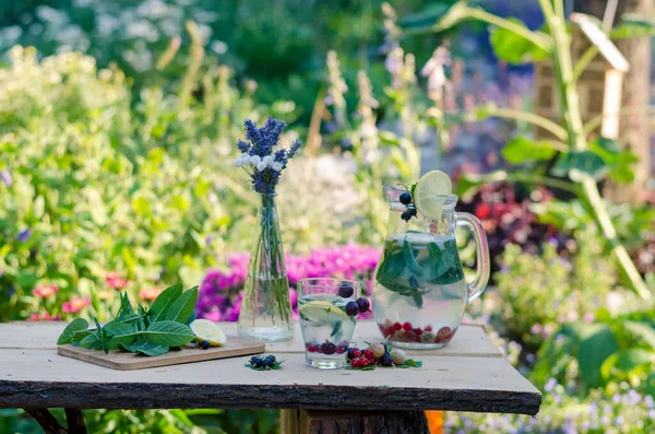 Erfrischungsgetränk Auf Dem Tisch Garten Johannisbeere Zitrone Und Beeren Voller — Stockfoto