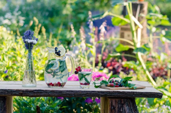 Erfrischungsgetränk Auf Dem Tisch Garten Johannisbeere Zitrone Und Beeren Voller — Stockfoto