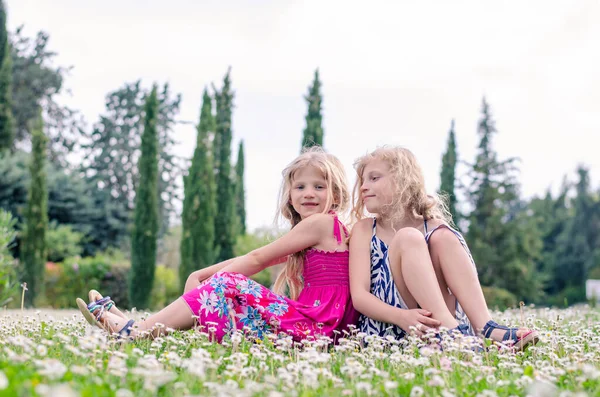 Två Blonda Flickor Kopplar Ängen Full Prästkragar Italien Toscana — Stockfoto