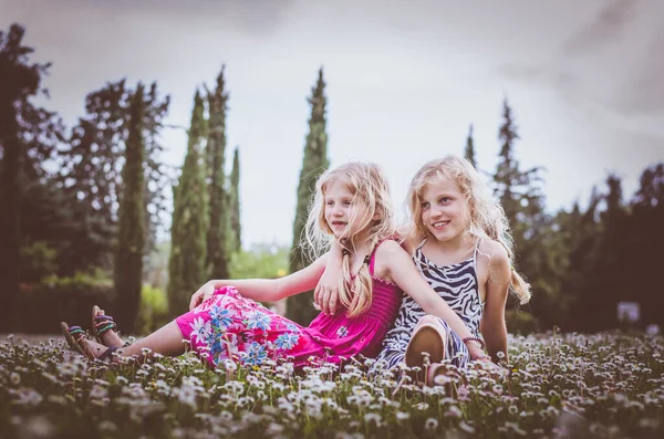 Two Blond Girls Relaxing Meadow Full Daisies Italy Tuscany — Stock Photo, Image