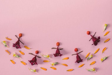 Çiçeklerden yapılmış kadın figürleri