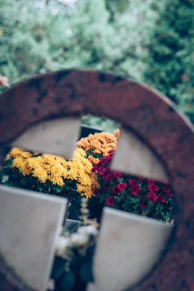 Декоративный Крест Цветы Хризантемы Могиле Кладбище — стоковое фото
